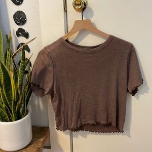 Cropped, ribbed dusty purple shirt